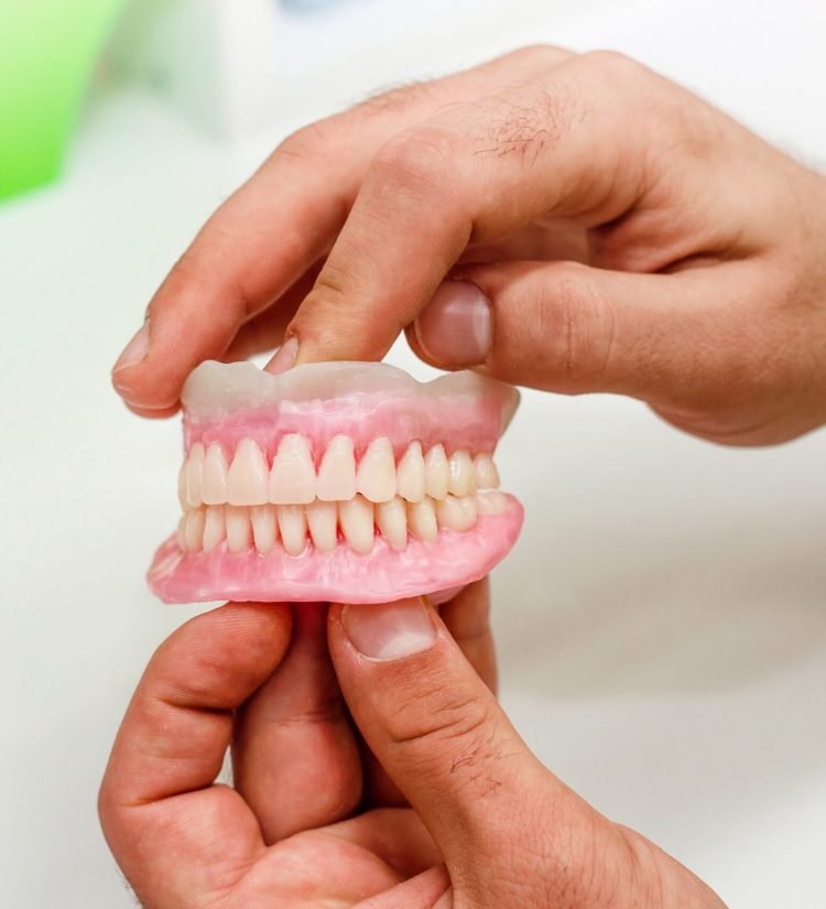 The artificial teeth of full mouth in the dental office
